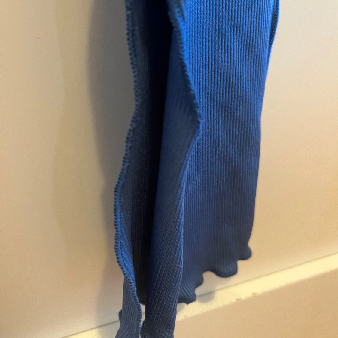 Långärmad blå topp med fina detaljer - 90