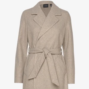 Beige kappa  - Säljer denna beiga kappan, fint skick sällan använd❤️