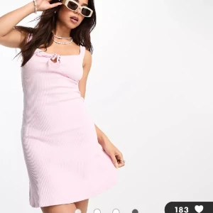 Rosa klänning - Jag har bara testat klänningen så den är i toppen skick eftersom den aldrig kommit till användning. Tryck på köp nu😊den är lite mörkare rosa i verkligheten, se sista bilden😌