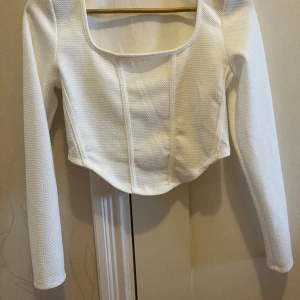 Vit långärmad topp - Oanvänd vit långärmad topp som passar bra för strl M!!🎀🤗