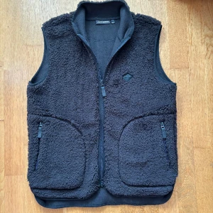 Fleece vest  - Hej säljer denna fleece västen från j.Lindberg, cond 9/10, nypris 1500kr, säljer denna för 900!