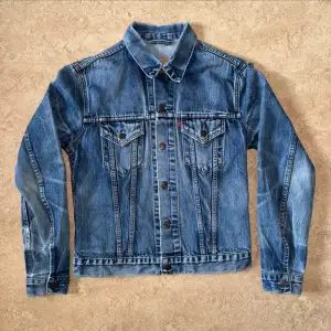 Vintage Levis jeansjacka med artikelnummer: 70590 Storlek: L (Dam) men sitter mindre. Hål i armana, syns på bilden. 