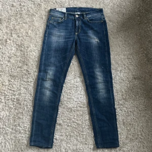 Blåa dondup jeans - Säljer ett par feta dondup jeans av en äldre modell av modellen George. 9/10 skick inga defekter så långt jag kan se. Priset kan diskuteras vid snabb affär.