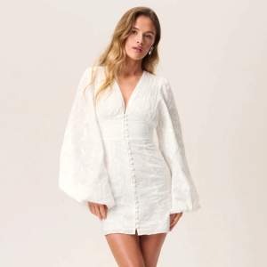 Säljer nu min superfina vita klänning från Adoore i storlek 34. Som ny i skicket 🩷🩷 använd gärna köp nu!