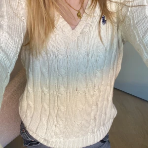 Ralph Lauren tröja - Säljer min superfina cream vita kabel stickade v-ringade Ralph lauren tröja. Den är helt oandvänd och säljer pga att jag får ingen användning av den. Den är helt ny. Nypris 1899( köpt på NK. ) säljer för 560