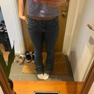 super snygga lågmidjade bootcut jeans från Zara!! Säljer då de är lite lite stora💖 Jätte bra längd för mig som är 173 passar säker både längre och kortare! Köpta för 400!💕