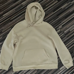 Beige hoodie - En beige hoodie i bra skick. Säljes då den är för liten för mig.  Bara att höra av sig om man har frågor eller vill se fler bilder💓