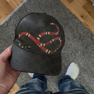 Äkta Gucci keps 1000 - Bra skick  Möts bara upp Äkta fast finns inte kvitto eller box Storlek xs