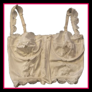 Korsettliknande topp🩷 - Jag säljer denna superfina korsett! Den saknar lapp men hade gissat att storleken är xs-xxs. Fint skick! Skriv gärna vid frågor eller fler bilder!💗