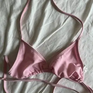 Super fin rosa bikini överdel som aldrig är använd. Tvättas innan om det önskas! ge gärna prisförslag och ställ frågor privat!🫶