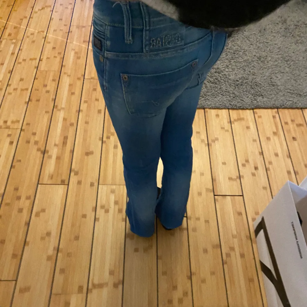 Säljer dessa supercoola lågmidjade bootcut jeansen ifrån märket G-star 🤩🤩jag har sytt jeansen till bootcut (se på bild 3). De har inga defekter. Midjemått rakt över: 35cm, innerbenslängd: 72cm. Skriv privat om du har några frågor💓. Jeans & Byxor.