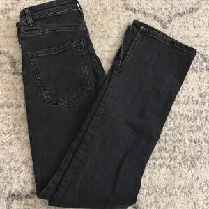 Ett par jeans från lager 157 som är använda ett par gånger