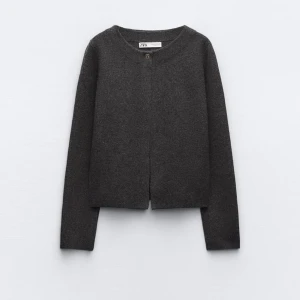 Zara cardigan med knapp  - Den är oanvänd och är med prislapp på!  