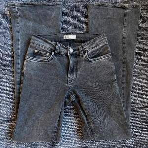 Säljer dessa superfina lågmidjade bootcut jeansen!💕 de är i ett bra skick men har bara ett litet hål vid skrevet💓 Skriv privat om du har några frågor  Nypris:500kr, mitt pris: 300kr