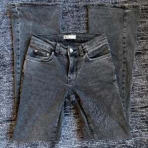 Lågmidjade bootcut jeans  - Säljer dessa superfina lågmidjade bootcut jeansen!💕 de är i ett bra skick men har bara ett litet hål vid skrevet💓 Skriv privat om du har några frågor  Nypris:500kr, mitt pris: 300kr