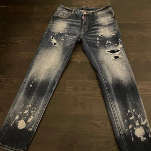 Dsquared 2 jeans - Säljer de för de sitter kite för baggy på mig! Men annars jävligt fräscha o allt så de bara höra av sig vid intresse byten funkar också!