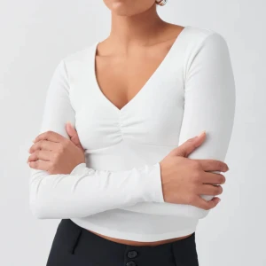 långärmad topp - vit långärmad topp från Gina tricot, som ny och slutsåld på hemsidan, skriv för fler bilder