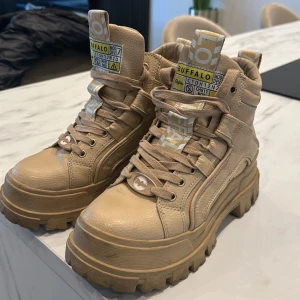 Buffalo skor Stl 37 - Beige Buffaloskor, köpta på Zalando 2022. Måttligt använda. Ej tvättade på bilderna. Fräschar såklart upp dom innan leverans! Skitsnygga på, passar med den mesta. 