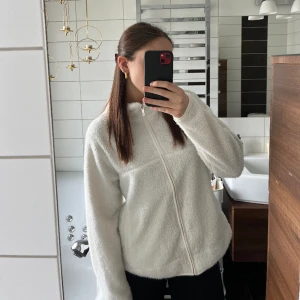 Fliströja  - Säljer min vita fliströja från Lager 157 😊 kommer ej till användning längre! 