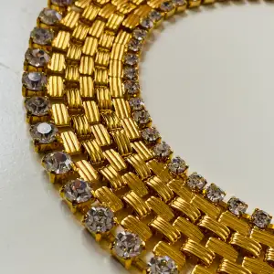 Vackert halsband med rhinestones i okänd metall  37 cm Av designern mimi di n