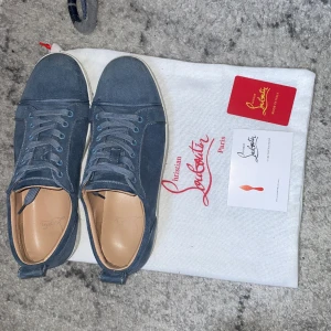 Christian Louboutin  - Hej säljer dessa Christian Louboutins för ett väldigt bra pris 1999 skick 9,5/10  Box Dustbag och kort ingår. Priset är inte hugget i sten och hör av er vid frågor. 