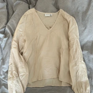 Finare topp - Jätte fin linne topp, jätte fint skick! Köpt för 500kr, storlek 34/36.