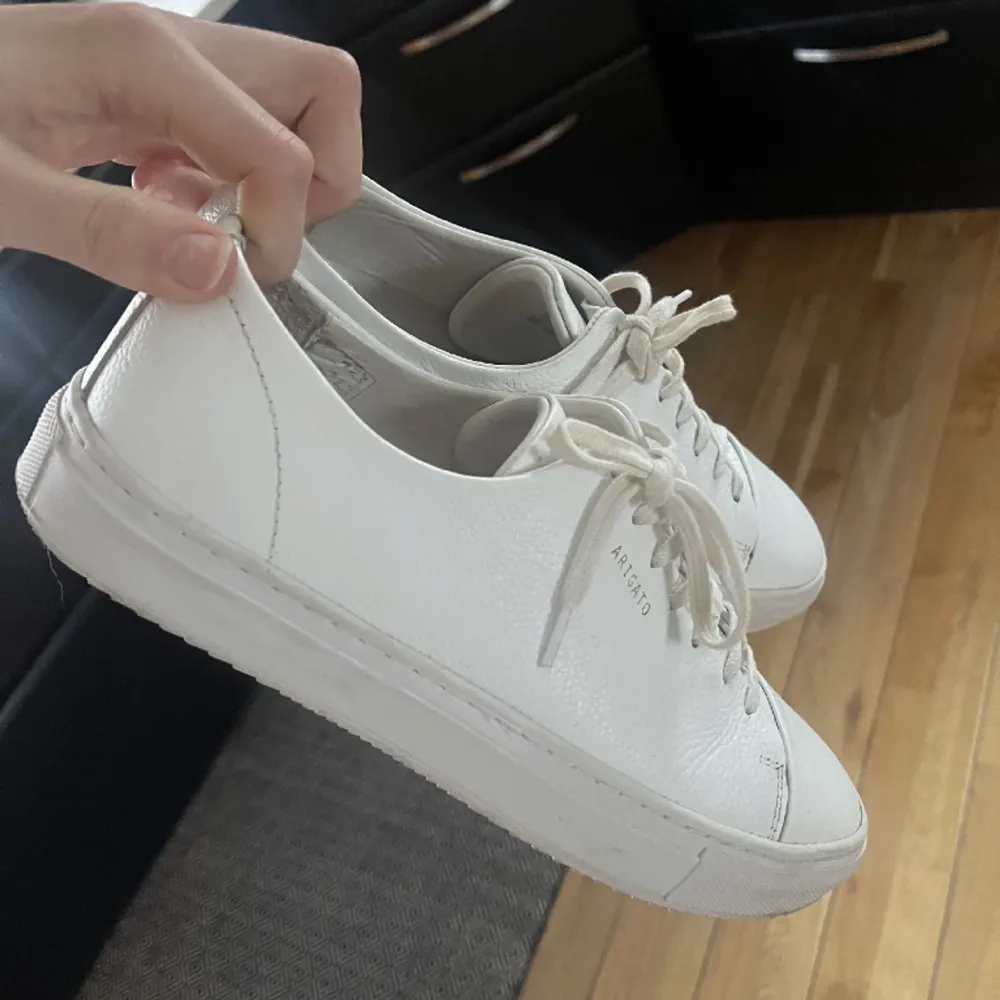 Säljer mina vita arigato sneakers i modellen clean 90s, de är använda ett fåtal gånger och är i mycket bra skick! Har fler bilder om det önskas💓 nypris: 2450, säljer för 550🤍. Skor.