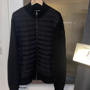 Moncler cardigan  - STEAL!! Används inte tillräckligt! Minimalt med slitningar, Skick 8/10 Inköpt i Göteborg på Nk för 9999kr. Kontakta för fler bilder! 