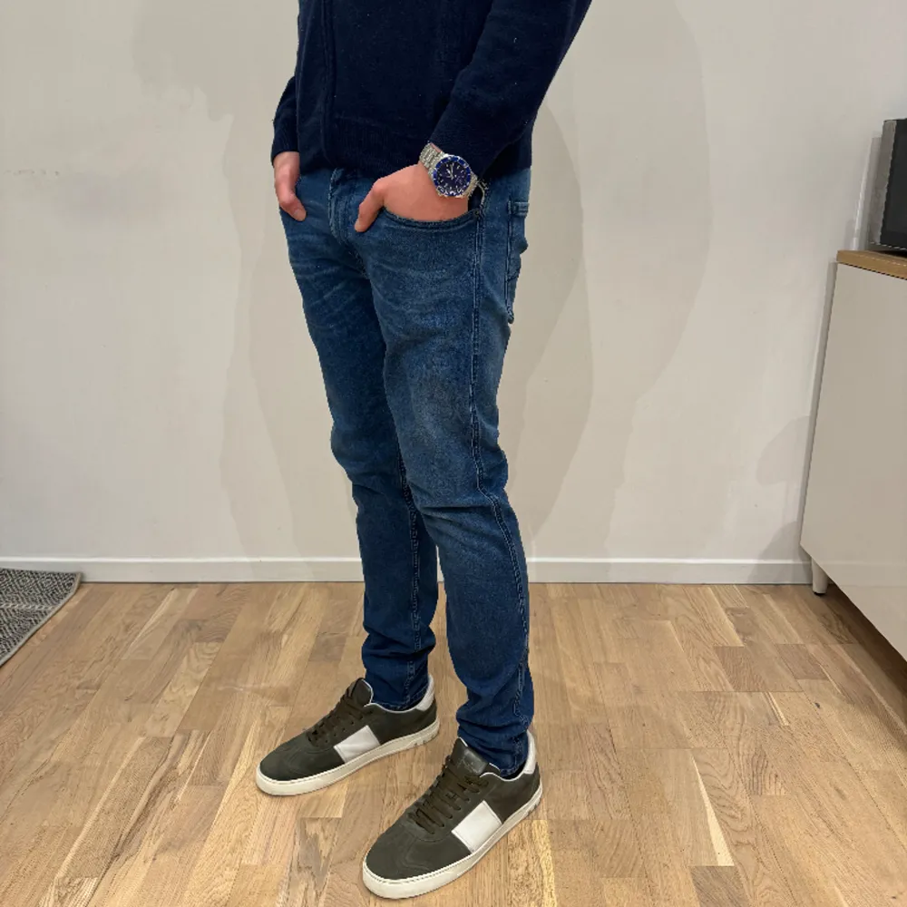 Tja säljer nu dessa ass snygga repaly anpass jeansen slim fit, ny pris 1700kr mitt pris 275 kr 🔥🙌🏻 storlek 31👏 finns defekt nedanför gylfen därav priset😊. Jeans & Byxor.