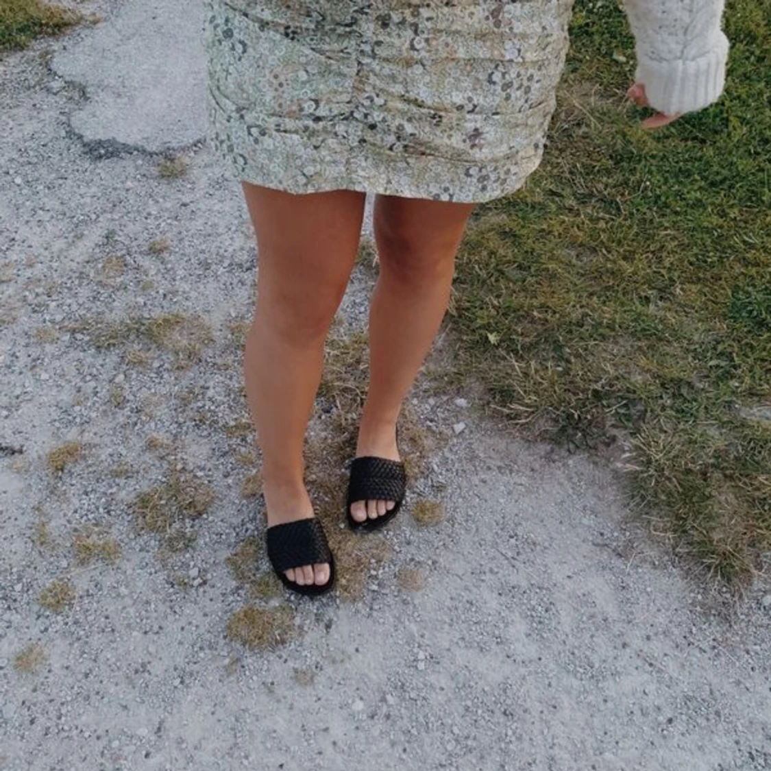 Blommig vit/ljusgrön klänning - 90