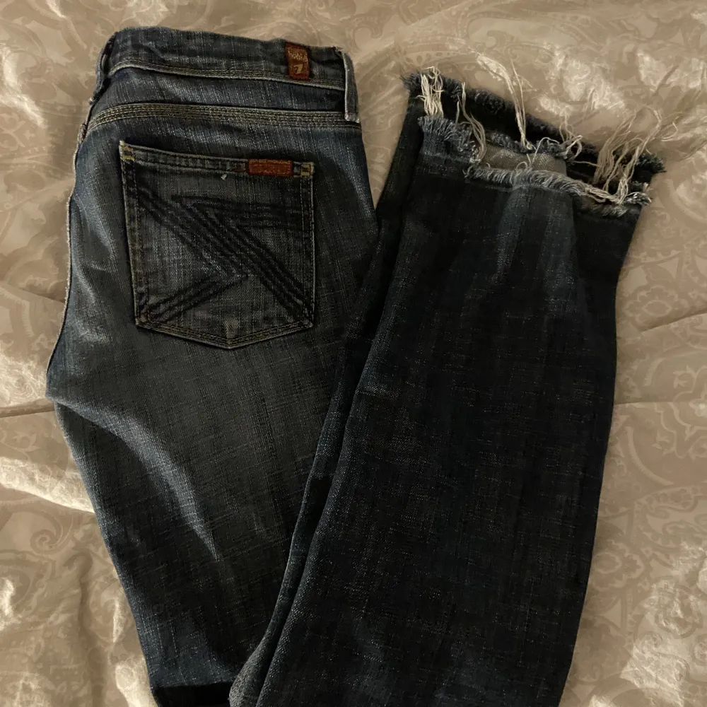 Så fina jeans från 7 for all man kind, jag är 169 cm💞 storlek 27, Innerbenslängd 80 och midjemått 38 tvärsöver! enda defekten är slitningarna längst ner på byxbena där de går upp lite som man ser på ena bilden. . Jeans & Byxor.