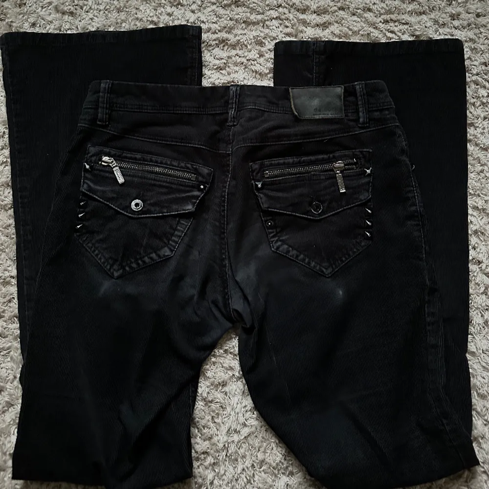 Gamla lågmidjade jeans från runt 90-talet som jag fick av min mamma för ett tag sen🌸Skit coola nitar på bak- och framfickorna, bootcut, passar 165 cm eller kortare. . Jeans & Byxor.