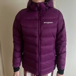 Mörklila dunjacka från Everest - Perfekt skidjacka från Everest! Använd endast en gång så iprincip helt ny!! 
