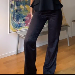 Satin leopard byxor  - Satin byxor med leopard mönster! De är chimriga därav svåra att få på bild💓lite noppriga, men syns inte eftersom de är svarta med mönster. Jätte eftertraktade! Formar kroppen jätte snyggt💓