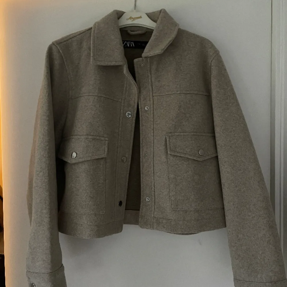 Säljer den här fina vårjackan från zara då den inte kommer till användning🤩Nypris: 499kr. Takit.