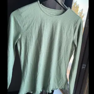 ⭐️NY mintgrön ribbad tröja med små volang detaljer. ⭐️ Strl 36/38  Frakt på 46kr tillkommer