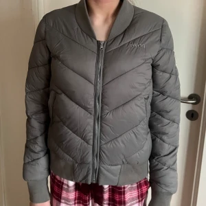 Dunjacka Svea  - Grå tunnare dunjacka från SVEA, perfekt som vårjacka!! Storlek S/M, endast använd ett fåtal gånger 