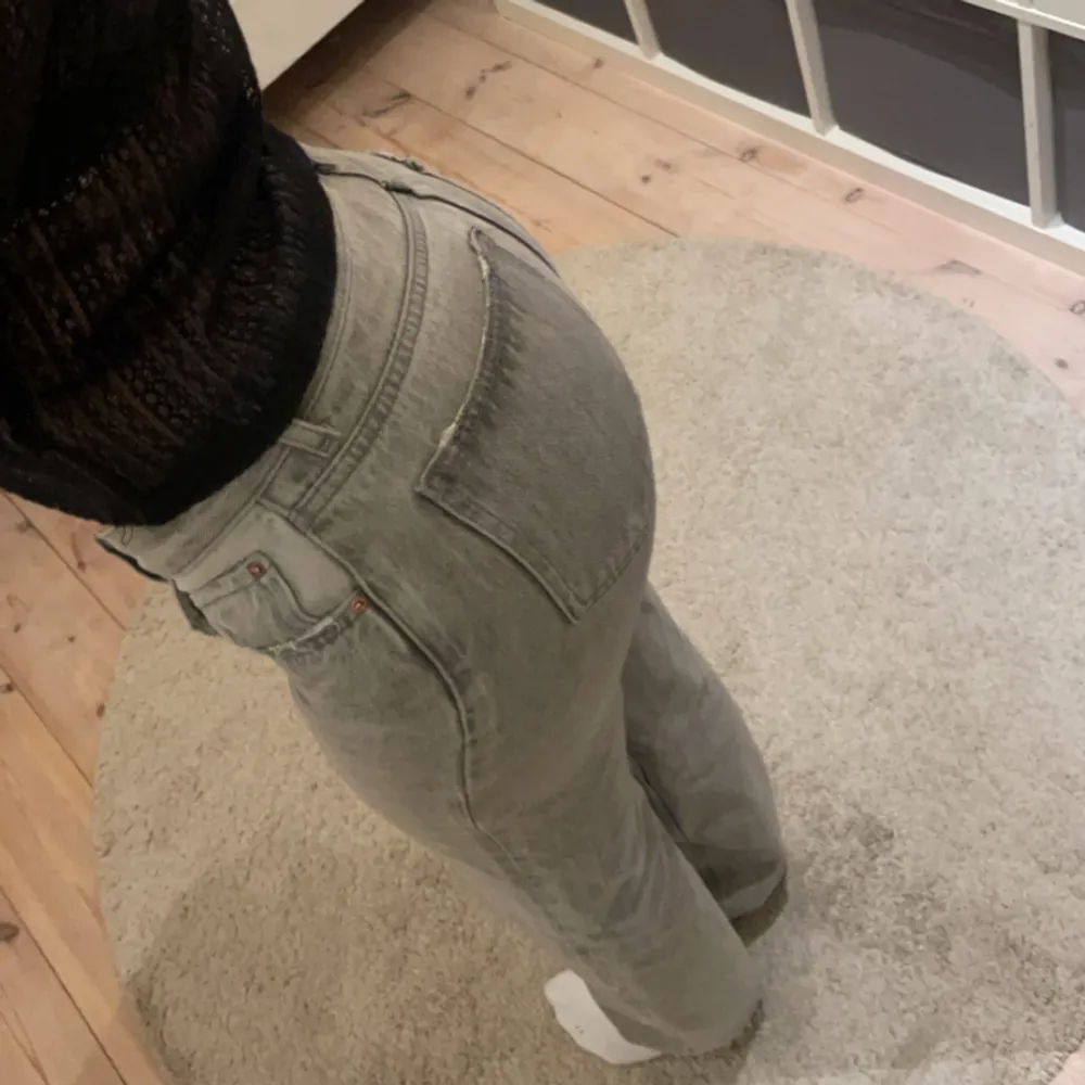 Low waist straight jeans från Gina🫶🏼passar mig som är 168🫶🏼(säljer även ett par ljusblåa och toppen på bilden). Jeans & Byxor.