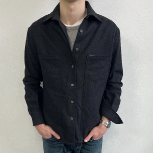 VALENTINO - OVERSHIRT - Valentino overhsirt i sorlek M - 90% Ull 10% Kashmir - Skick 9,5/10 - Modellen är 184 