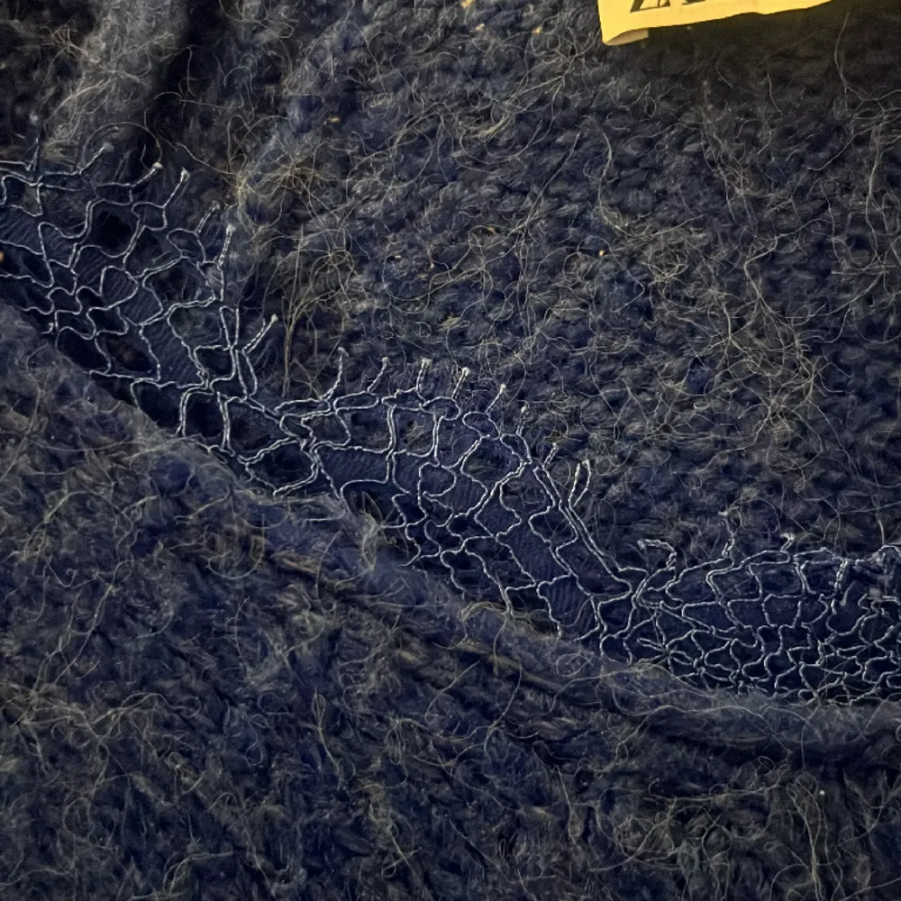 En använd v-ringad tröja från zara med späts i v-ringningen. Den är i storlek s men skulle passa en som bär m lika bra då den är stor i storleken. Inga stora skador men den är nopprig. . Hoodies.