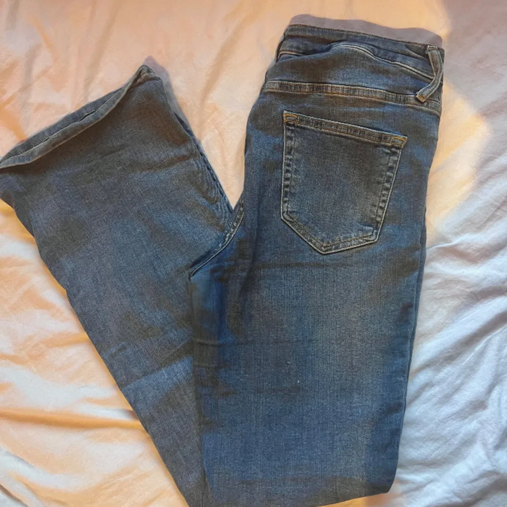 Bootcut jeans från Cubus i stl L. Byxorna är stretchiga och bekväma. . Jeans & Byxor.