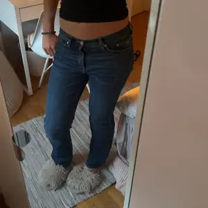 Säljer dessa weekday jeans som sitter som en xs-s. Jättefin färg och är i nyskick. Nypris är 500 säljer för 85. Säljer då de är försmå, de är även slutsålda i denna färg.💖