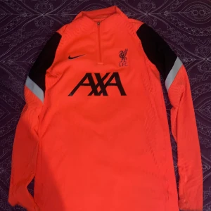 Liverpool tröja - Jag säljer min Liverpool tröja som jag knappt använder för den blev förliten. Köpte den för 1100 kr. Pris kan diskuteras 