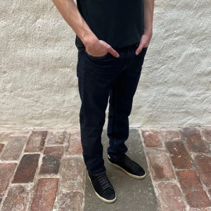 Levis 511 jeans - Levi’s jeans 511 i färgen marinblå. Storlek 29/32 och modellen på bilden är 178 cm. Fint skick, nypris 1099, köp för endast 299kr.  Fast pris gäller🤝