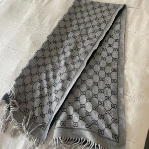 Gucci halsduk - Äkta Gucci scarf 10/10 skick. Inget kvitto darför så billig.