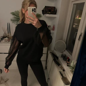 Tröja med tyg/spets  - Säljer denna skit snygga tröjan! Säljer den pga att den inte kommer till användning. Det är storlek L men passar även S Nypris-399 kr