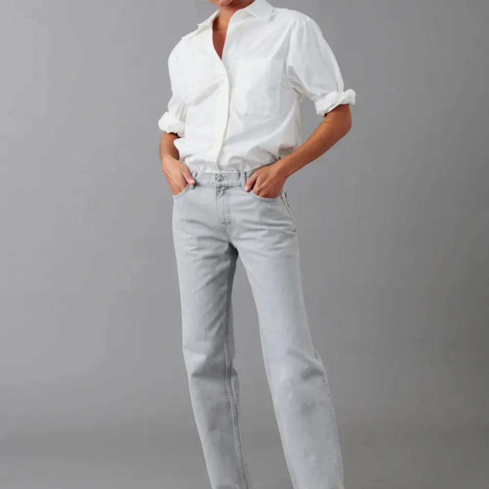 Superfina nästan oanvända ljusgrå low rise raka jeans från gina tricot!. Jeans & Byxor.
