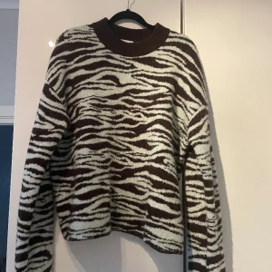 Så fin tröja från Weekday i storlek S. Mint grön och brun 🍵🤎  - Lite nopprig men inget som syns Nypris: 600 kr 