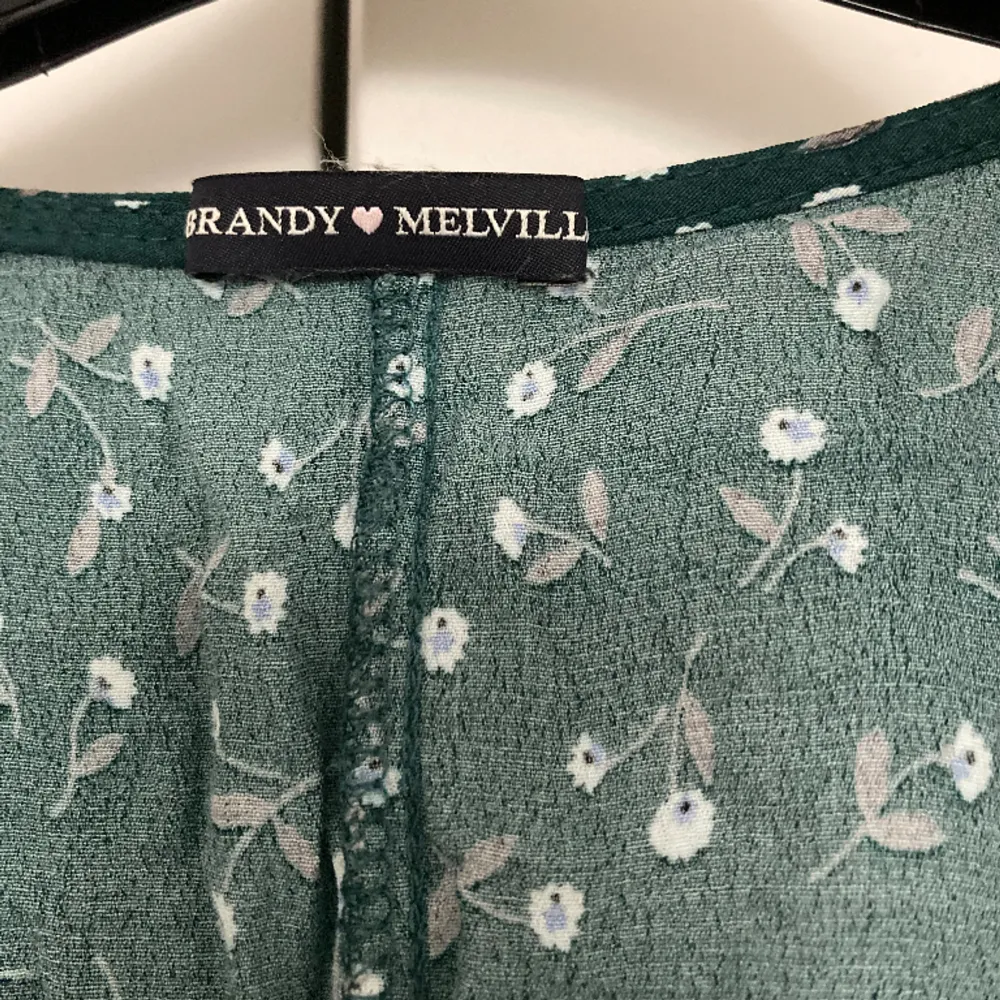 Grön omlottklänning från Brandy Melville, i princip aldrig använd . Klänningar.