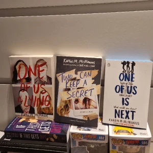 One of us is lying (serie)  - Bokserie på engelska. 3 st böcker i ordning. Köptes 150 - 200kr/st. Kan köpas separat på 70kr. Bra för dig som gillar lite drama i böcker och mysterier 